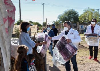 Ayuntamiento De Ahome auxilia a familias necesitadas de el sector Las Flores 3