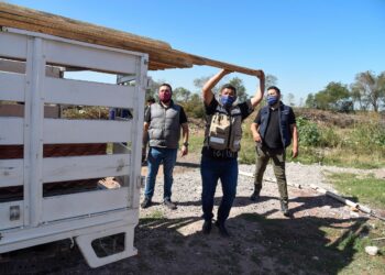 Ayuntamiento de Ahome apoya a colonia Ferrusquilla con material rústico