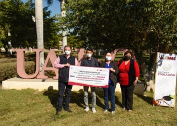 Alumnos de la Universidad Autónoma de Occidente campus Los Mochis reciben beca económica