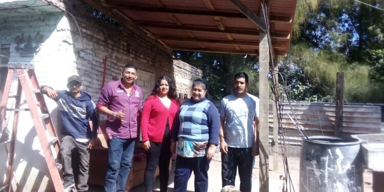 Familias de bajos recursos reciben material rústico de construcción por parte del Ayuntamiento de Ahome
