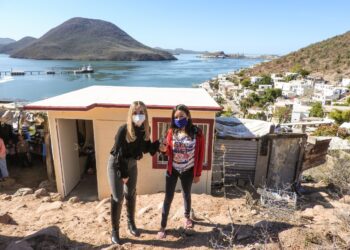 Gobierno Municipal hace entrega de más de 117 apoyos a familias en el puerto de Topolobampo