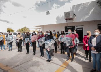 Alcaldesa Aurelia hace entrega de uniformes a personal femenino del SATAG
