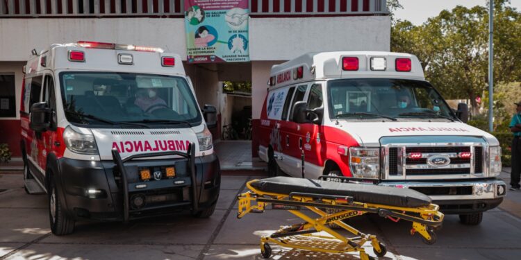 Direccion de Salud y Bienestar Social recibe dos ambulancias entregadas por la presidenta municipal