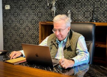 Rubén Rocha Moya recibe licencia por parte del Senado con reconocimiento unánime
