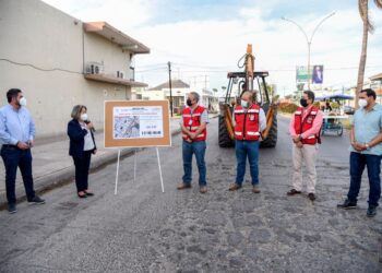 Rposición de losas de concreto en pavimento del Bvld. Macario Gaxiola