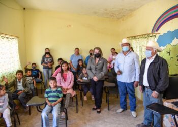 Visita la alcaldesa Socorrito Calderón la olvidada comunidad de Santa Bárbara.