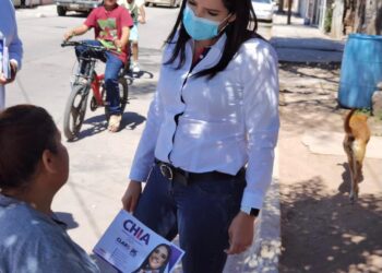 Candidata a diputada Elizabeth Chia recorre colonia Tabachines 2
