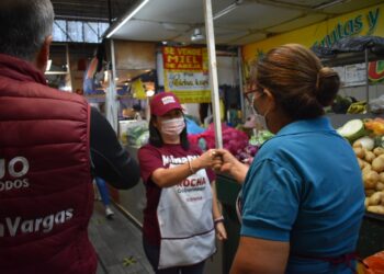 Candidata a diputada Juana Minerva Vázquez da inicio a su campaña visitando Mercado San Francisco
