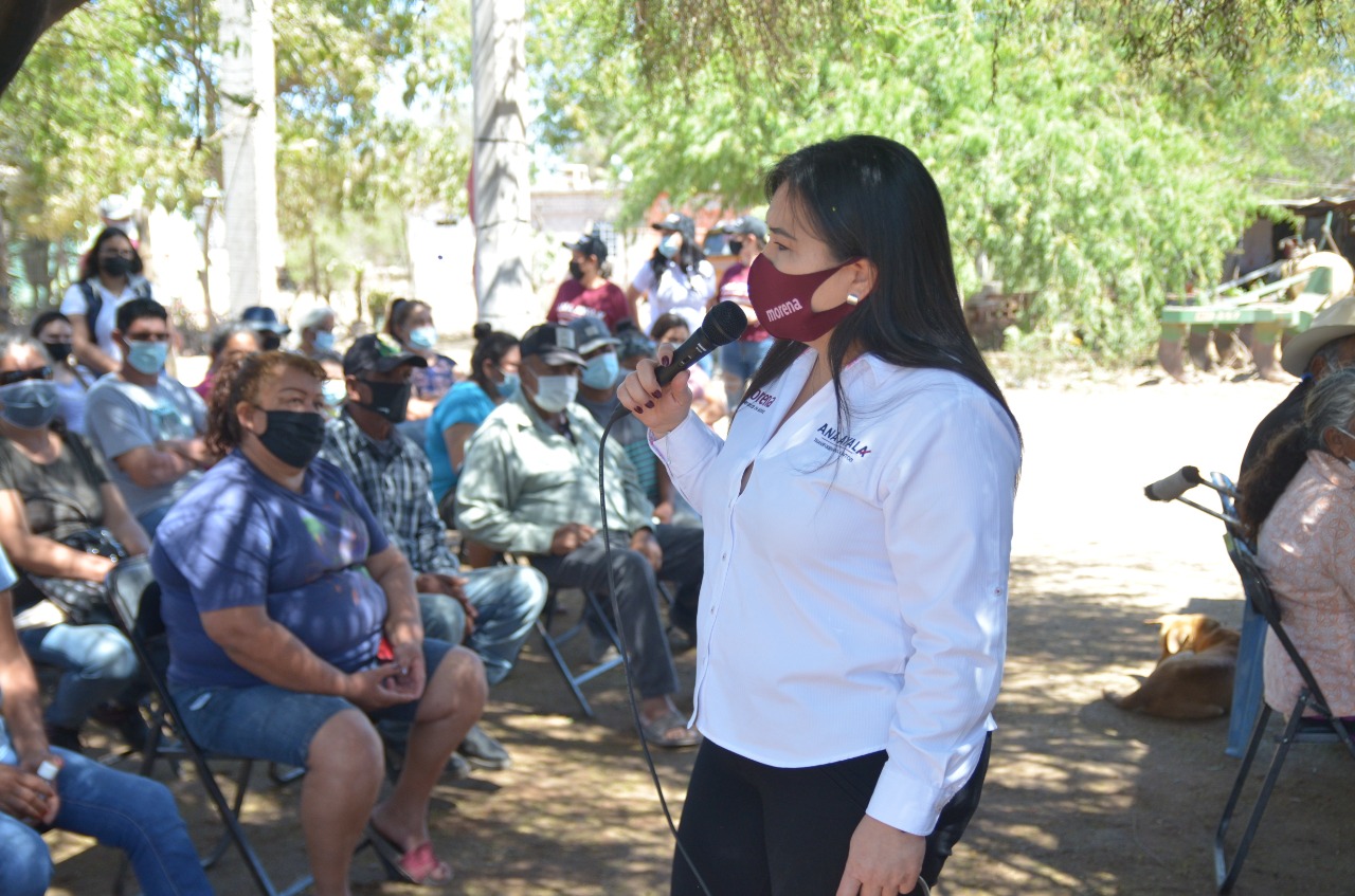 Ana Ayala visita la comunidad de El Bule