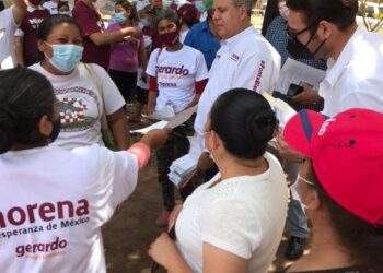 Candidata Ana Ayala mantiene conversación con habitantes de El Colorado