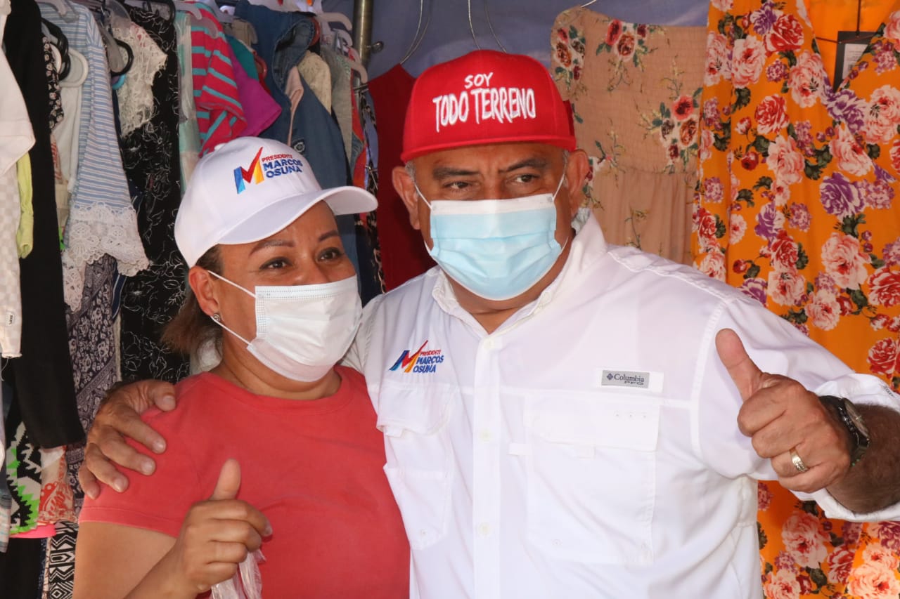 Candidato Marcos Osuna recorre tianguis en la Villa de Ahome
