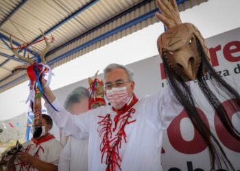 Yoremes entregan el bastón de mando a Rocha como próximo gobernador de Sinaloa