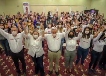 Rubén Rocha Moya participa en el diálogo con mujeres sinaloenses