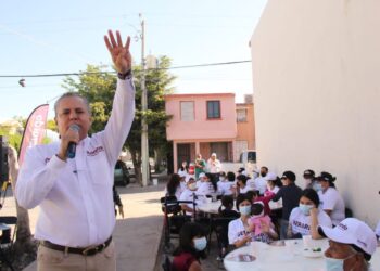 Vecinos de la colonia Mochicahui reciben a Gerardo Vargas