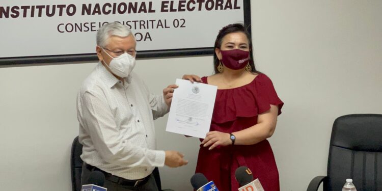 Recibe Ana Ayala acta de mayoría como Diputada Federal.