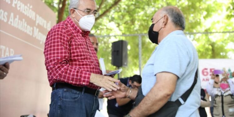 Rocha entrega Tarjetas del Bienestar para Adultos Mayores