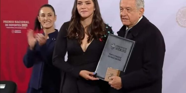 Chayito Espinoza recibe el Premio Nacional de Deportes