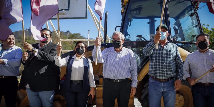 Rocha inicia obras de agua potable y electrificación en Choix