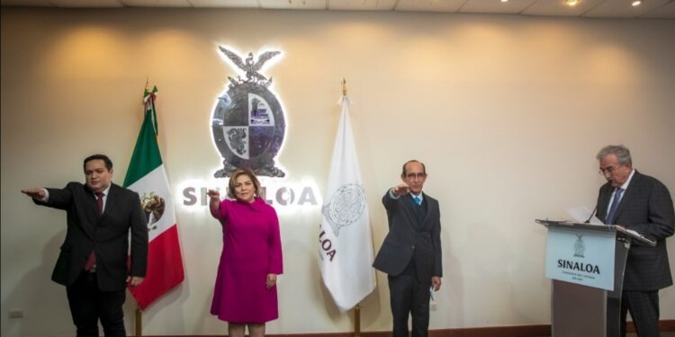Rocha toma protesta a más funcionarios de su gobierno