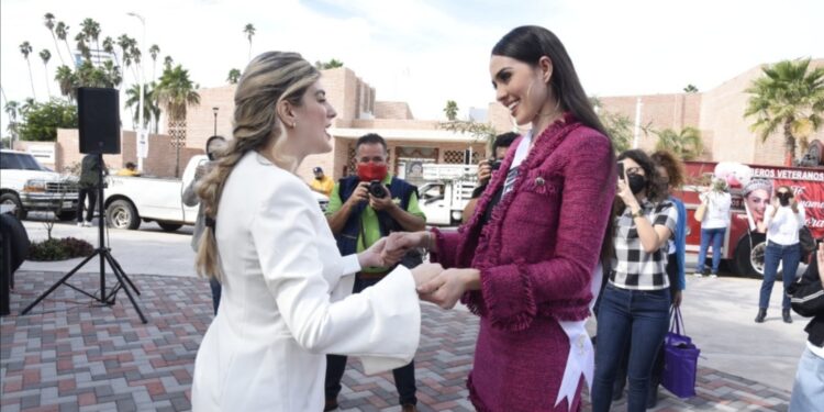 La directora de turismo en Ahome recibe a concursante de belleza Miss Universo Débora Hallal en Los Mochis.