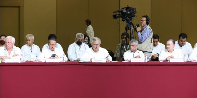 Rocha firma convenio que oficializa pensión universal para discapacitados en Sinaloa
