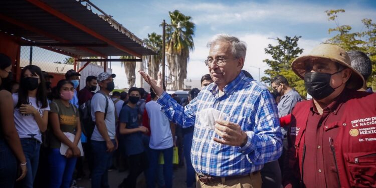 Rocha visita centro de vacunación para jornaleros migrantes en Villa Juárez