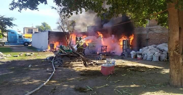 Gobierno Municipal apoya a familia que perdió casa y todas sus pertenencias en lamentable incendio.