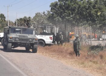 Guasave.- Fuentes no oficiales reportan un enfrentamiento a balazos entre civiles armados y elementos del Ejército Mexicano en la sindicatura de Bamoa, Guasave.
