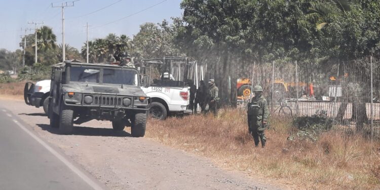 Guasave.- Fuentes no oficiales reportan un enfrentamiento a balazos entre civiles armados y elementos del Ejército Mexicano en la sindicatura de Bamoa, Guasave.