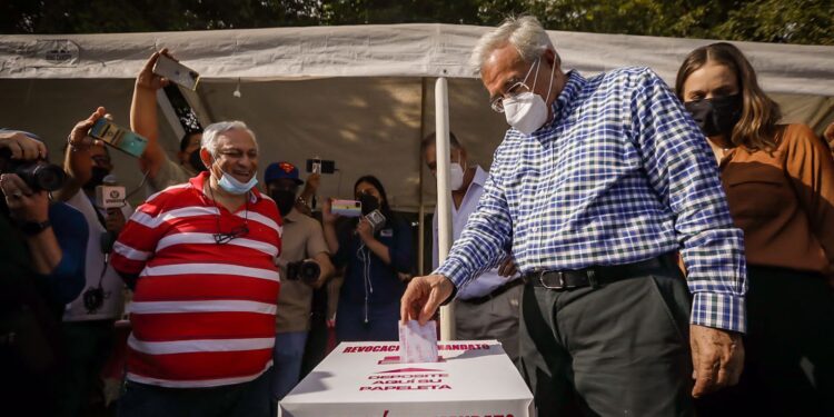 Acude el Gobernador Rocha Moya a ejercer su derecho ciudadano de votar
