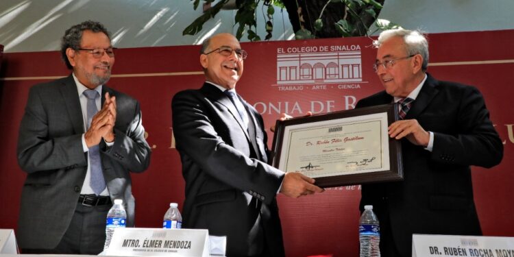 Rocha asiste a la ceremonia de ingreso del Dr. Rubén Félix al Colegio de Sinaloa