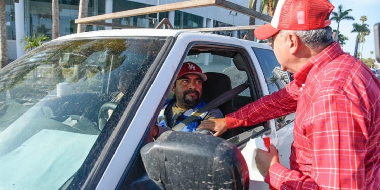 Funcionarios municipales se suman al boteo en beneficio de la Cruz Roja.