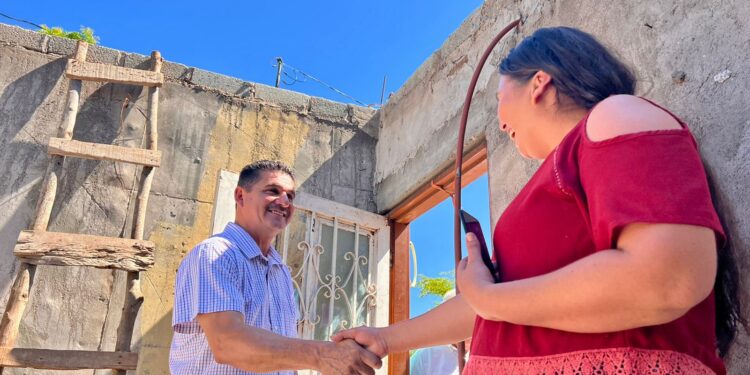 Con pisos firmes y techos, familias vulnerables de las comunidades mejoran su calidad de vida