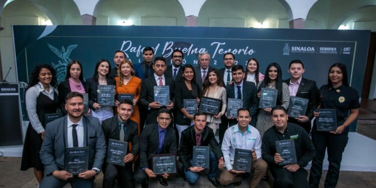 Entrega Rocha Galardón “Rafael Buelna Tenorio” 2022 a 19 jóvenes destacados del Estado