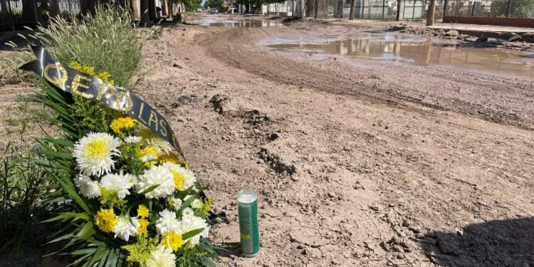 CON FLORES Y VELADORAS SE MANIFIESTAN POR NEGLIGENCIA DEL ALCALDE INHUMANO MARTÍN AHUMADA EN JUAN JOSÉ RÍOS, GUASAVE