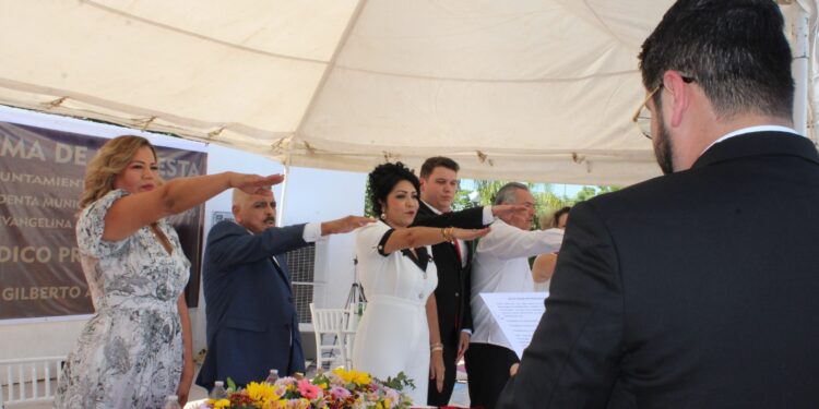 Toma protesta Evangelina Llanes Carreón como alcaldesa de Juan José Ríos