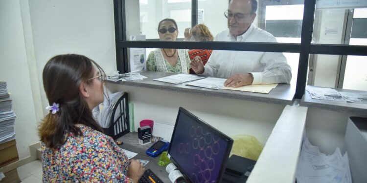 La madre del alcalde Antonio Menendez aprovechó los descuentos de pago de prefial este jueves en las cajas de ingresos del Ayuntamiento, fue acompañada por el mismo presidente