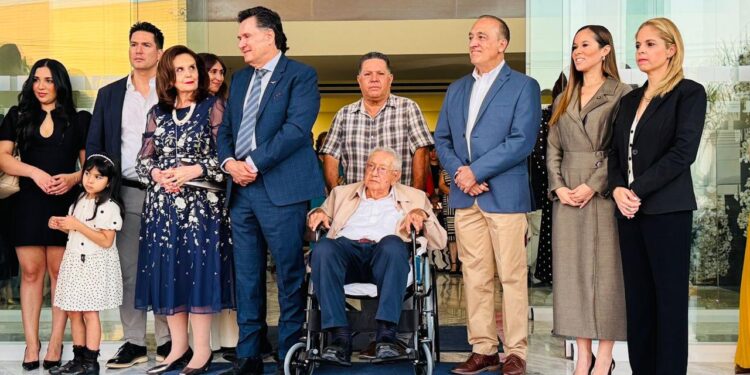 “Los Mochis está en los ojos del mundo y la inauguración del hotel Holiday Inn Express es una muestra”: Fco. Javier Rivera