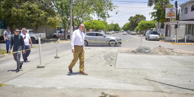 Supervisa Antonio Menéndez trabajos para atender y prevenir colapsos en drenajes sanitarios de Los Mochis